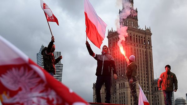 Участники демонстрации в честь Дня независимости в Варшаве, Польша