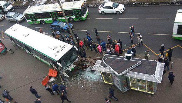 На месте ДТП возле метро Сходненская в Москве. 29 декабря 2017