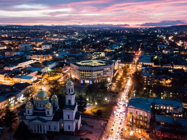 Храм Александра Невского (слева) и здание Государственного Совета Республики Крым в Симферополе