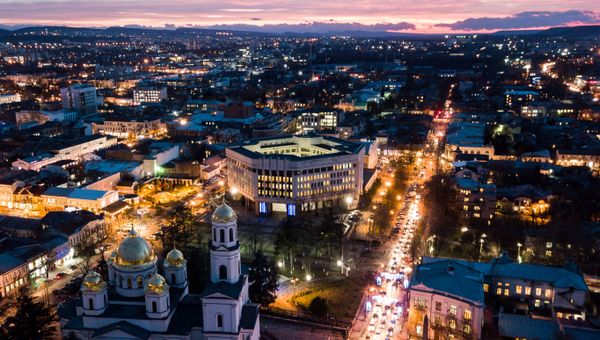 Храм Александра Невского (слева) и здание Государственного Совета Республики Крым в Симферополе Храм Александра Невского (слева) и здание Государственного Совета Республики Крым в Симферополе