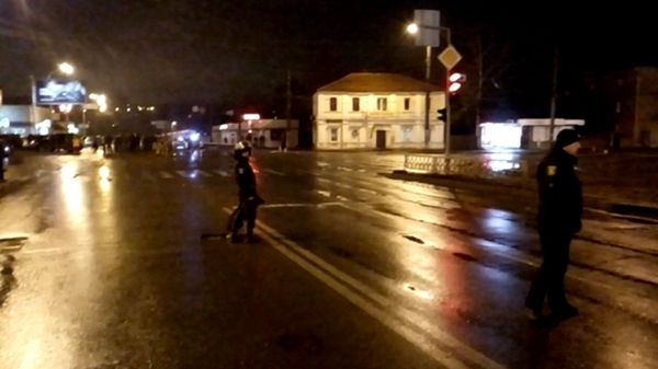 Полиция оцепила улицу возле Укрпочты, где неизвестный взял заложников