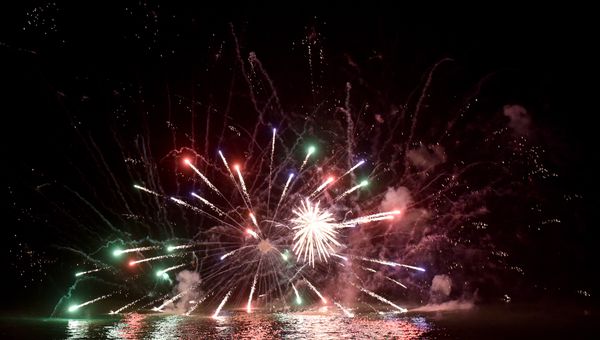 Фейерверк по случаю встречи Нового 2018 года в МДЦ Артек