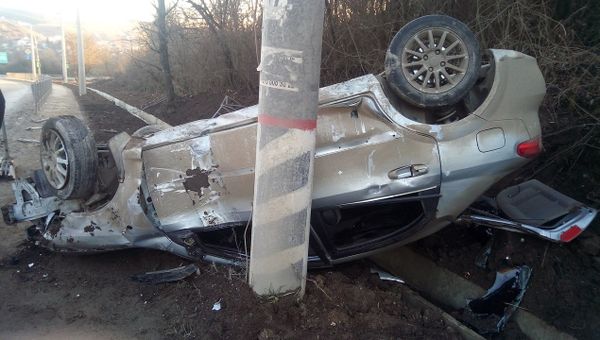 Перевернувшийся автомобиль на трассе Симферополь-Алушта