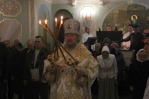 Митрополит Симферопольский и Крымский Лазарь провел божественную литургию в честь Рождества Христова в Александро-Невском кафедральном соборе в Симферополе Митрополит Симферопольский и Крымский Лазарь провел божественную литургию в честь Рождества Христова в Александро-Невском кафедральном соборе в Симферополе