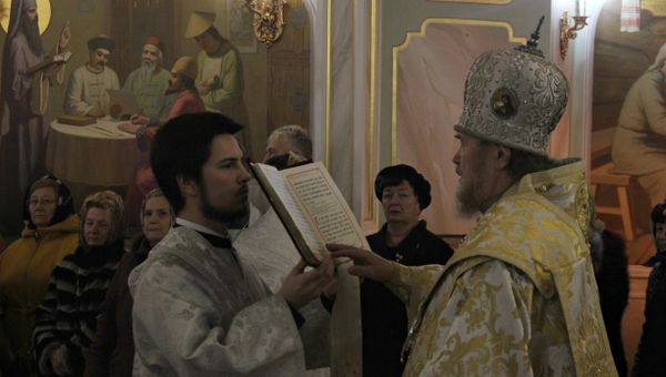Митрополит Симферопольский и Крымский Лазарь провел божественную литургию в честь Рождества Христова в Александро-Невском кафедральном соборе в Симферополе