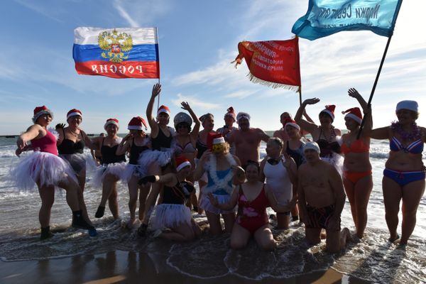 Моржи устроили Рождественский заплыв в Евпатории Моржи устроили Рождественский заплыв в Евпатории