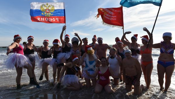 Моржи устроили Рождественский заплыв в Евпатории