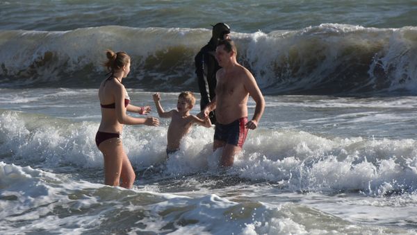 Моржи устроили Рождественский заплыв в Евпатории