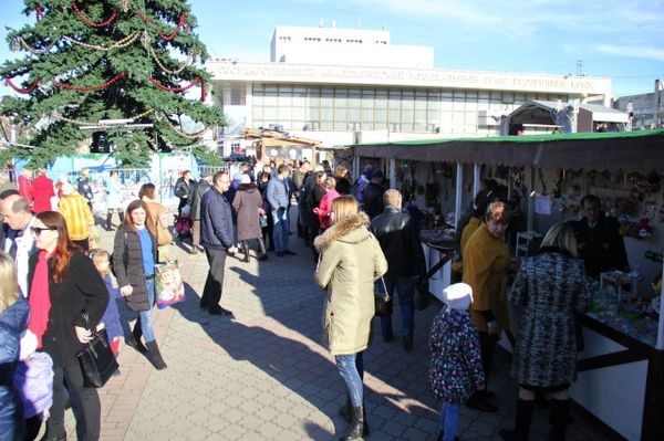 Рождественская ярмарка на площади имени Ленина в Симферополе Рождественская ярмарка на площади имени Ленина в Симферополе