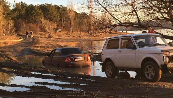 На Симферопольском водохранилище машина утонула в луже На Симферопольском водохранилище машина утонула в луже