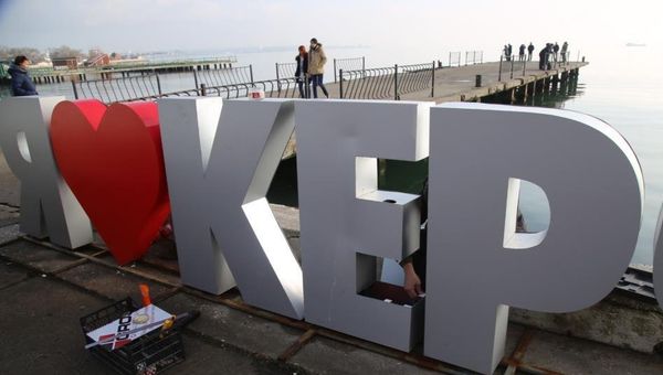 В Керчи вернули сердце в инсталляцию Я люблю тебя Керчь