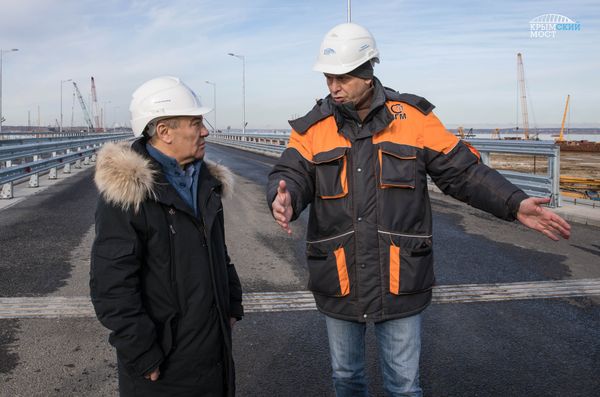Председатель совета директоров компании Стройгазмонтаж Аркадий Ротенберг на строительстве Крымского моста Председатель совета директоров компании Стройгазмонтаж Аркадий Ротенберг на строительстве Крымского моста