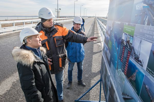 Председатель совета директоров компании Стройгазмонтаж Аркадий Ротенберг на строительстве Крымского моста Председатель совета директоров компании Стройгазмонтаж Аркадий Ротенберг на строительстве Крымского моста