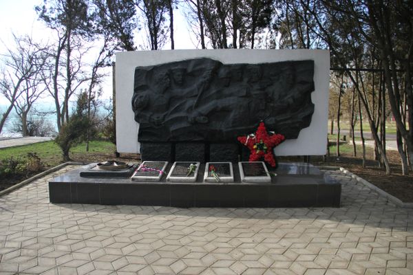 Мемориал на набережной в поселке Приморский