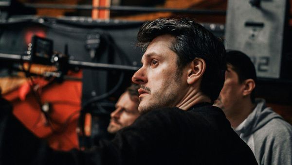 Режиссер Илья Найшуллер на съемочной площадке