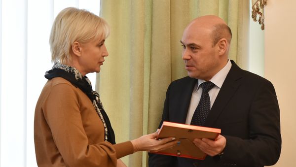 Прокурор Крыма Олег Камшилов вручает благодарность шеф-редактору радио Спутник в Крыму Ирине Мульд