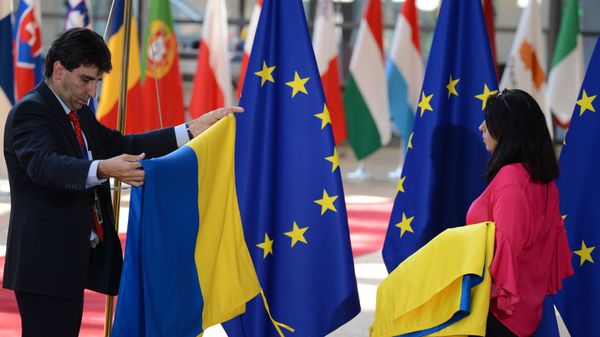 Флаги Украины и ЕС на саммите в Брюсселе. Архивное фото