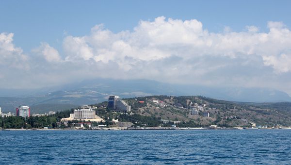 Вид на город Алушту с моря