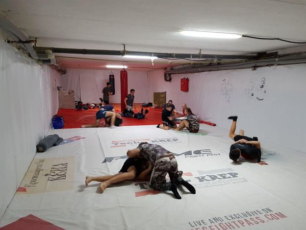Показательная тренировка бойца MMA Вячеслава Юровских в рамках предпремьерного показа фильма Скиф в Евпатории