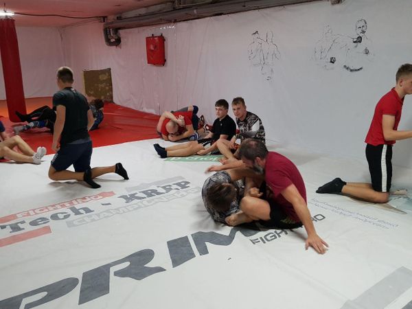 Показательная тренировка бойца MMA Вячеслава Юровских в рамках предпремьерного показа фильма Скиф в Евпатории