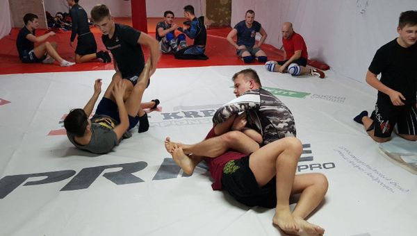 Показательная тренировка бойца MMA Вячеслава Юровских в рамках предпремьерного показа фильма Скиф в Евпатории