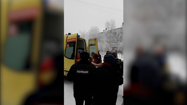 Полицейские вывели человека из школы в Перми, где произошла поножовщина Полицейские вывели человека из школы в Перми, где произошла поножовщина