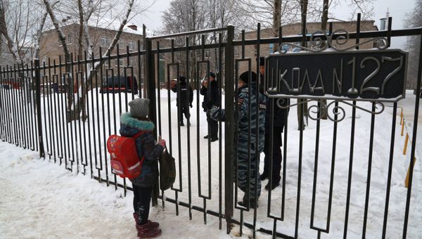 Школьники и сотрудники полиции у входа в школу №127 в Перми Школьники и сотрудники полиции у входа в школу №127 в Перми