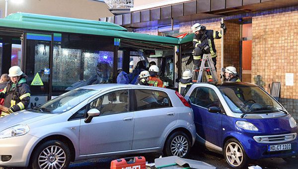 Автобус со школьниками врезался в стену жилого дома в немецком городе Эбербах