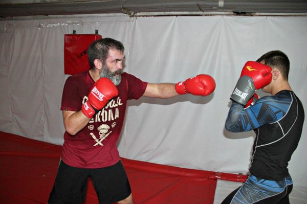 Показательная тренировка бойца MMA Вячеслава Юровских в рамках предпремьерного показа фильма Скиф в Евпатории