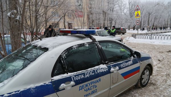Автомобиль полиции у школы № 127 в Перми