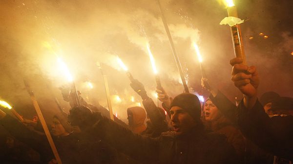 Активисты различных националистических партий во время митинга в Киеве