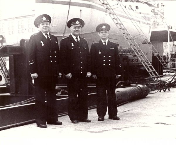 Юрий Карелин во время службы (в центре)