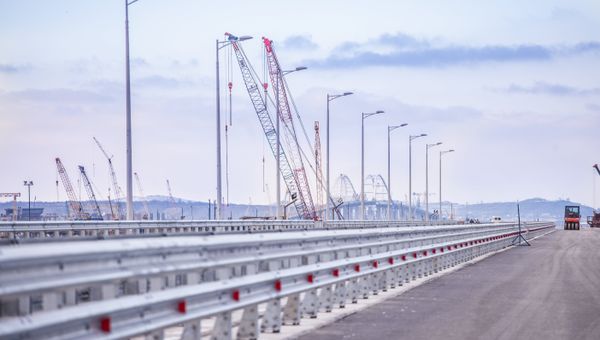 На пилотном участке Крымского моста установили ограждение и освещение