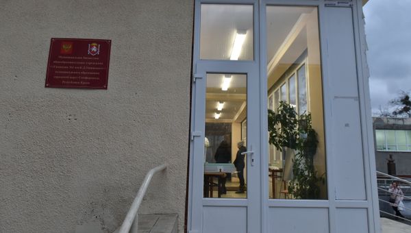 Ситуация в гимназии №1 им. К. Д. Ушинского в Симферополе после инцидента со стрельбой. 18 января 2018