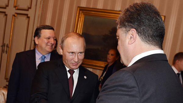 Президент России Владимир Путин и президент Украины Петр Порошенко во время рабочего завтрака в Милане