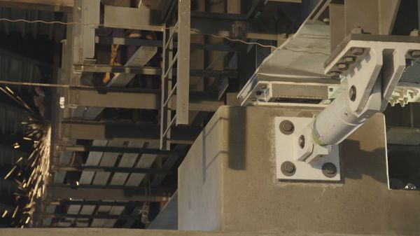 Установка антисейсмических устройств под пролеты Крымского моста Установка антисейсмических устройств под пролеты Крымского моста