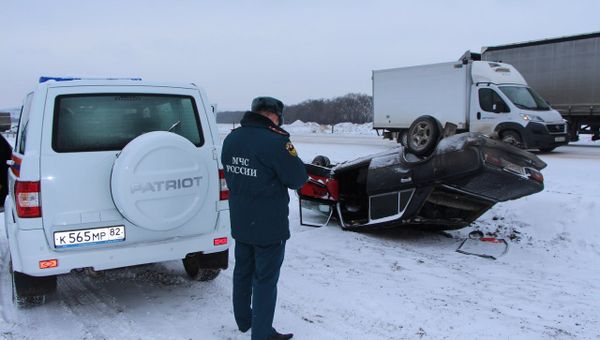 Перевернувшиеся Жигули в районе Левадков под Симферополем Перевернувшиеся Жигули в районе Левадков под Симферополем