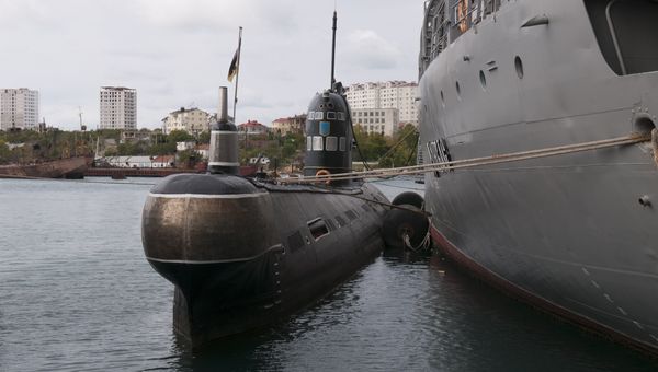 Подводная лодка Запорожье ВМС Украины в Стрелецкой бухте Севастополя. Сентябрь, 2013 год