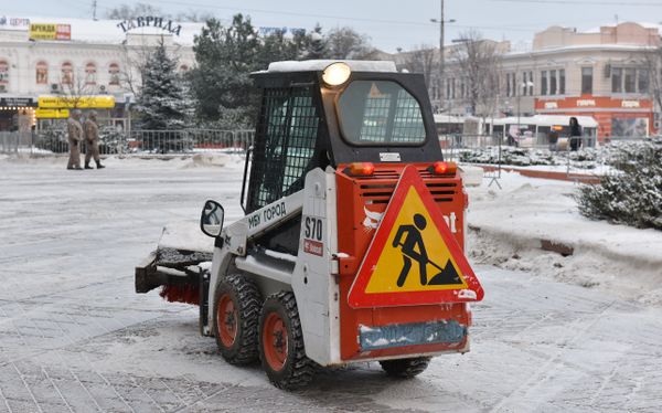 Уборка снега в центре Симферополя Уборка снега в центре Симферополя