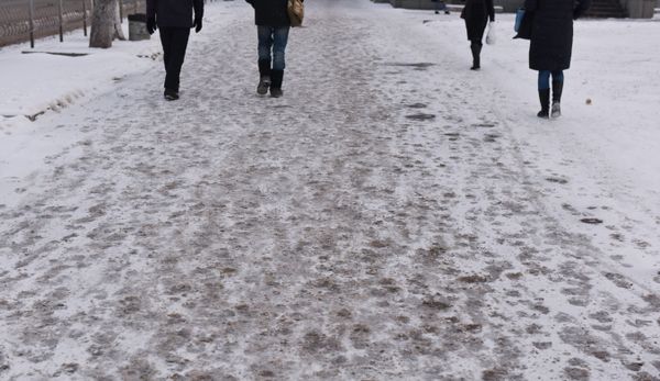 Заснеженные тротуары в центре Симферополя Заснеженные тротуары в центре Симферополя