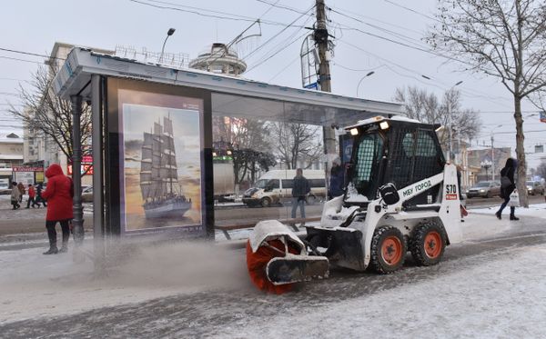 Уборка снега в центре Симферополя Уборка снега в центре Симферополя
