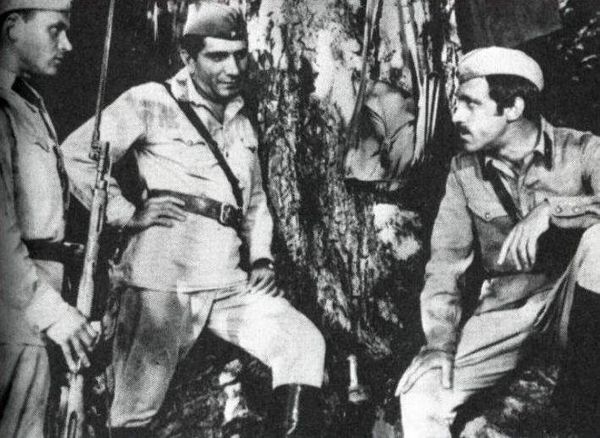 Владимир Высоцкий (справа) в роли капитана на съемках фильма Станислава Говорухина Белый взрыв Владимир Высоцкий (справа) в роли капитана на съемках фильма Станислава Говорухина Белый взрыв