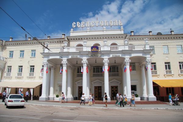 Гостиница Севастополь, где Владимир Высоцкий при помощи бобинного магнитофона Днепр впервые записал собственные песни Гостиница Севастополь, где Владимир Высоцкий при помощи бобинного магнитофона Днепр впервые записал собственные песни