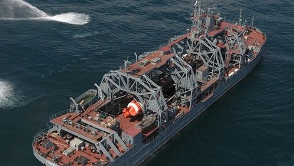 Старейший спасатель подводных лодок Черноморского флота Коммуна