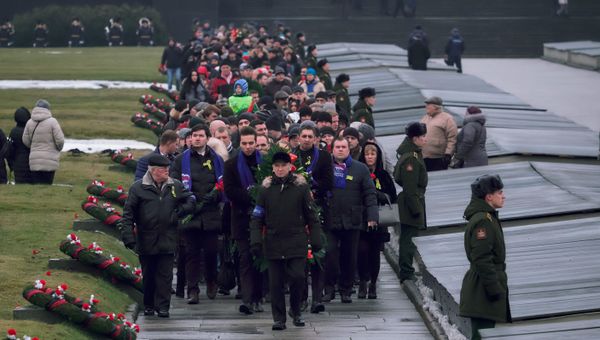 Торжественно-траурная церемония возложения венков на Пискаревском мемориальном кладбище, посвященная 74-й годовщине полного освобождения Ленинграда от фашистской блокады