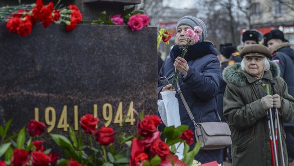 Возложение цветов во время церемонии открытия памятника Мужеству ленинградцев в Санкт-Петербурге