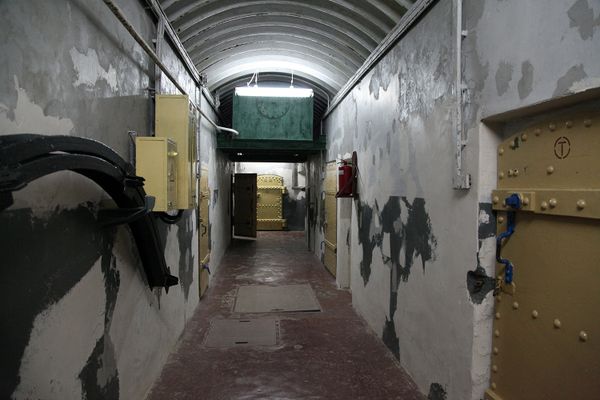 Главный коридор 30-й бронебашенной береговой батареи в Севастополе 