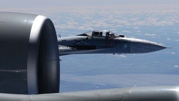 Сближение российского Су-27 с самолетом-разведчиком США. Архивное фото