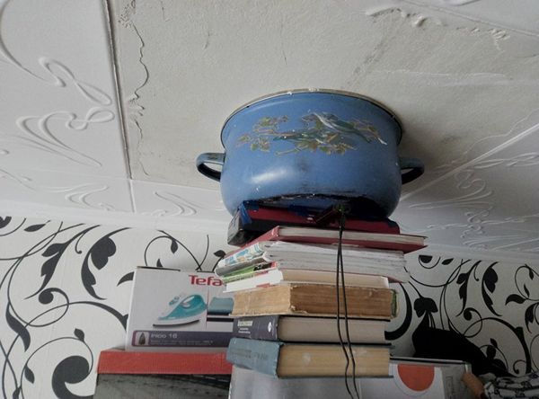 Кастрюля с портативной колонкой. Установлена впритык к потолку соседей