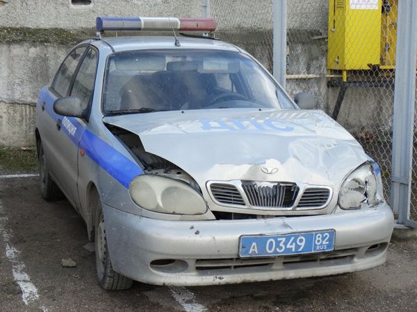 Автомобиль ДПС, поврежденный пьяным угонщиком в Бахчисарае